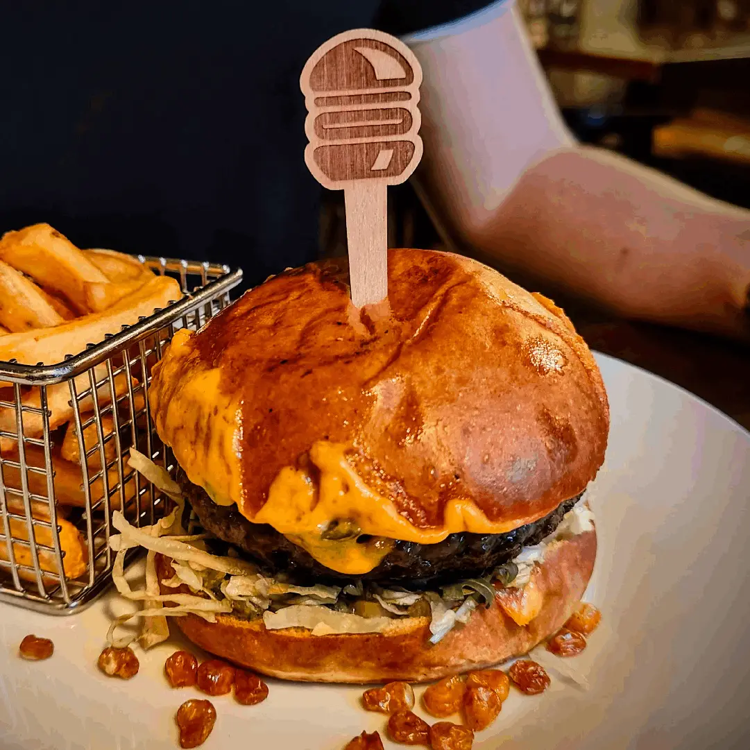 zapichy do burgeru s logem