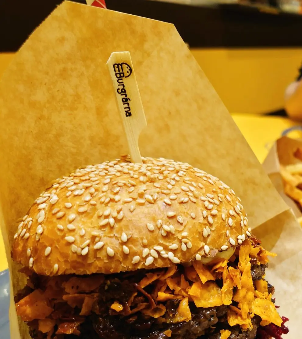 zapichy do burgeru s logem
