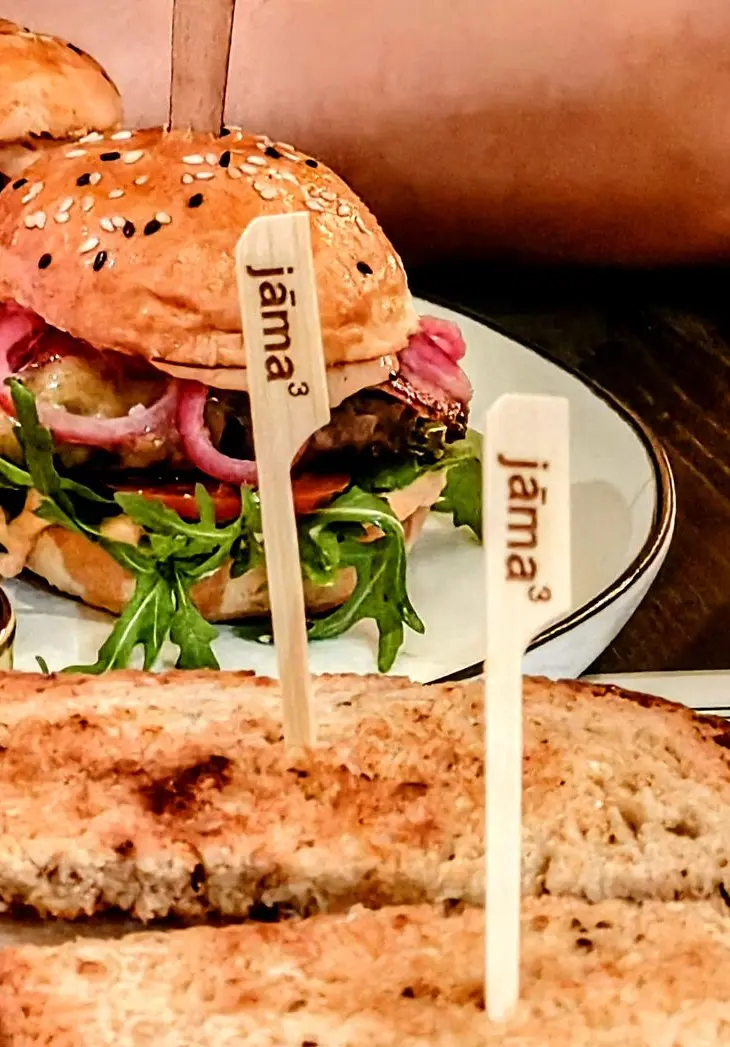 zapichy do burgeru s logem